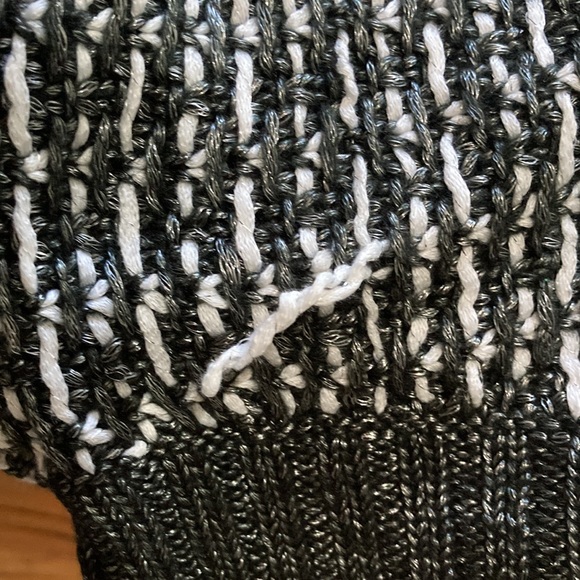 Woman’s Plus black and white short sleeve Lane Bryant sweater with cowl neck. - Picture 4 of 4